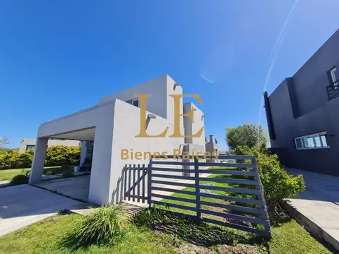 Casa en Alquiler con 6 cocheras