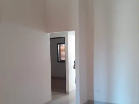 Casa 2 dorm, con cochera y patio