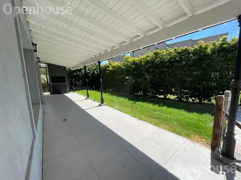 VENTA CASA 4 AMB EN BARRIO LAS ORQUIDEAS  CON INMEJORABLE UBICACION 