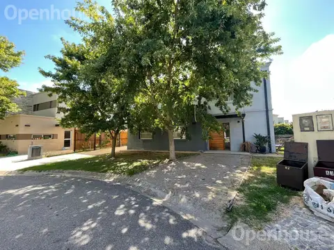 VENTA CASA 4 AMB EN BARRIO LAS ORQUIDEAS  CON INMEJORABLE UBICACION 