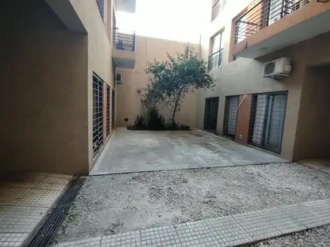 Cochera a 3 cuadras del velódromo y 10 cuadras de la estación de Lanús Este!