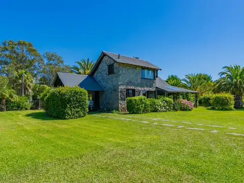 Casa estilo campo sobre dos lotes, en excelente entorno del barrio Chapadmalal. TOUR VIRTUAL.
