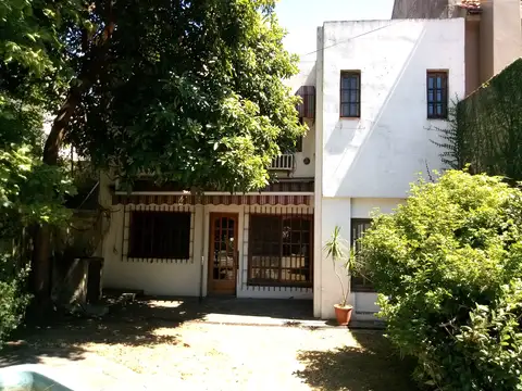 CASA 4 dorm. CON QUINCHO Y PILETA S/ HIPOLITO IRIGOYEN BANFIELD