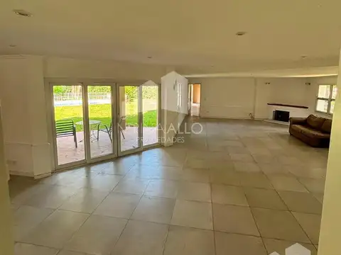 Casa 8 ambientes con 4 baños