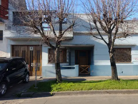 Casa en muy buen estado Bolaños al 1000 c/cochera