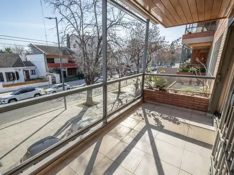 Venta , 4 ambientes con cocheras, pileta, Devoto