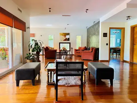 Casa 8 ambientes con 4 baños