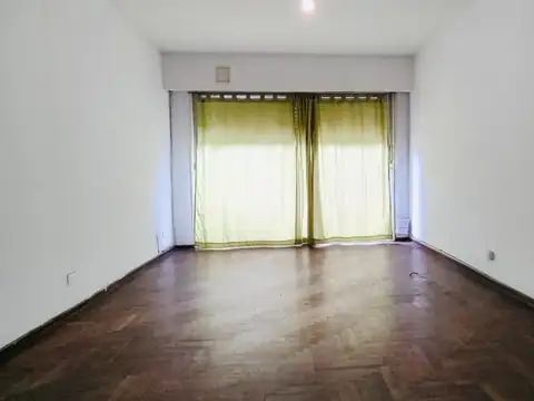 Alberdi 2d amplio Frente plaza Colón c/ patio