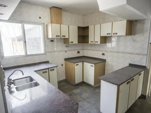 Casa 5 ambientes con 1 baño