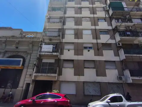 Urquiza al 1600. Tres dormitorios con balcón al frente.