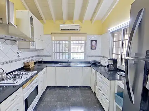 Casa 5 ambientes con 3 baños