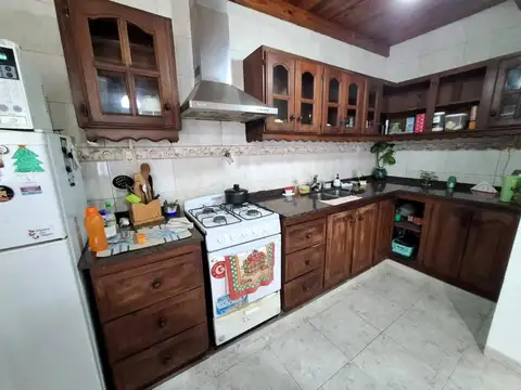 CASA 3 AMB., CON GALPÓN LOTE 8,66 X 25,98 MTS.
