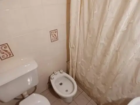 Depto alquiler 3 dorm Rivadavia frente a la plaza Legislatur