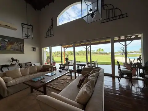 Casa en Venta con 3 cocheras