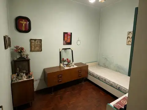 CASA 4 AMB. RAMOS MEJIA - LOTE PROPIO (10X27) EN PLTA BAJA CON COCHERA Y PATIO