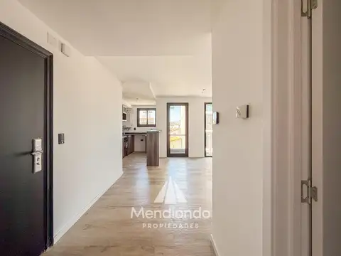 ALQ 24M - Semipiso 2 ambientes al frente con balcón y cochera cubierta individual - Zona Chauvín