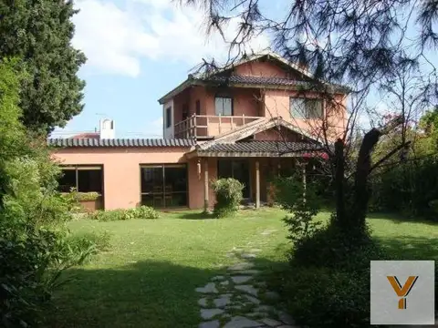 Casa en venta - 4 Dormitorios 2 Baños - Cocheras - 630Mts2 - Burzaco