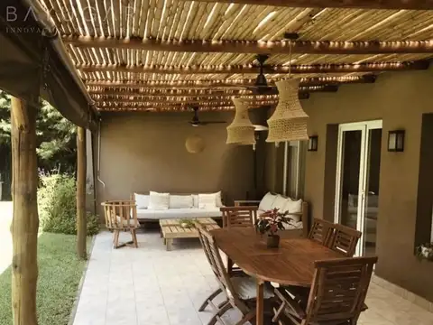 Casa 4 ambientes con 2 baños