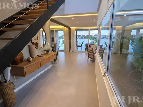 Casa en Venta con 4 cocheras