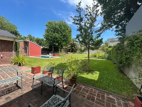 Espectacular casa en esquina en venta con gran jardín y pileta - Zona premium de Martínez