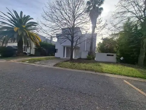 Impecable casa B ° PRIVADO ARRIO VILLA OLIVOS