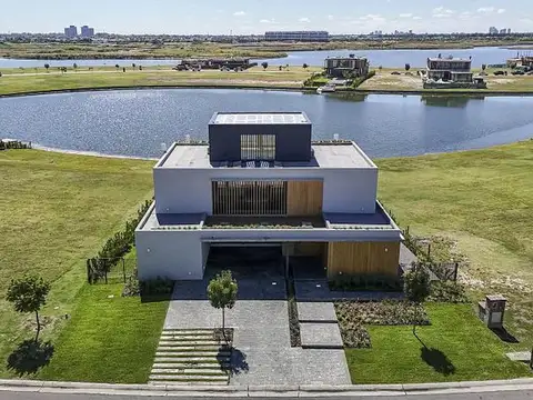 Casa moderna en tres plantas. Al agua. Barrio Los Puentes, Nordelta.