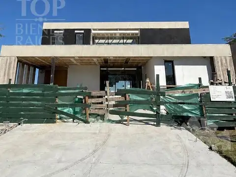 Casa en Venta con 4 cocheras
