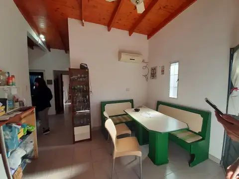 Casa 4 ambientes con 2 baños