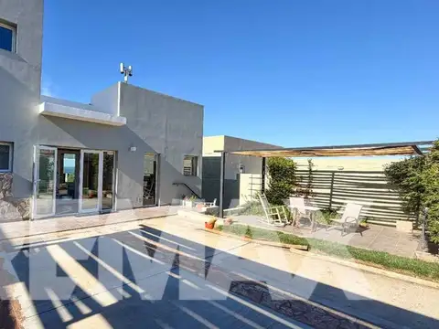 Casa 6 ambientes con 4 baños