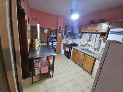 Casa 9 ambientes con 2 baños