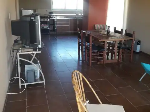 Casa 4 ambientes con 2 baños