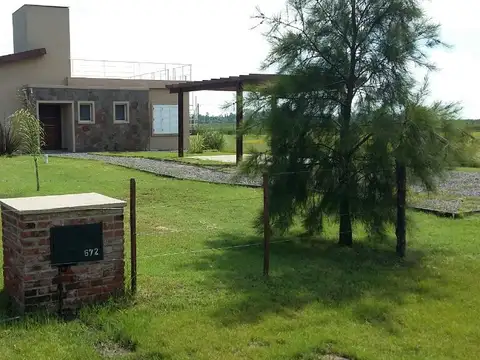 ALQUILER  CASA-4 AMBIENTES CON ARROYO PRIVADO EN LOBOS