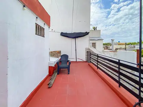 Casa 6 ambientes con 2 baños
