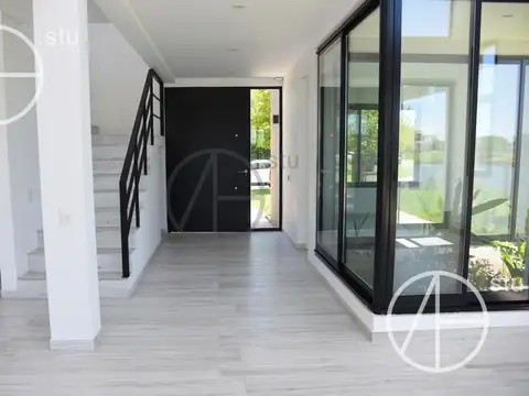 Casa en Venta con 2 cocheras