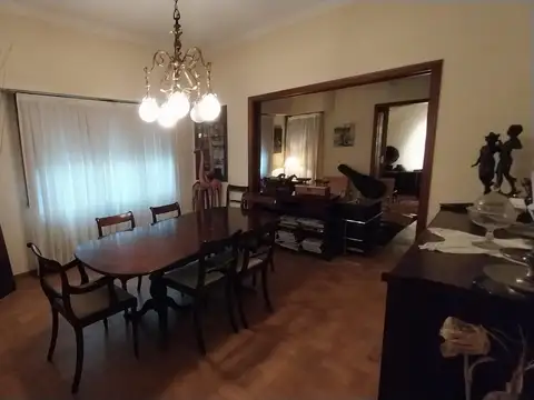 Departamento. Piso de estilo 5 ambientes 2 balcones.