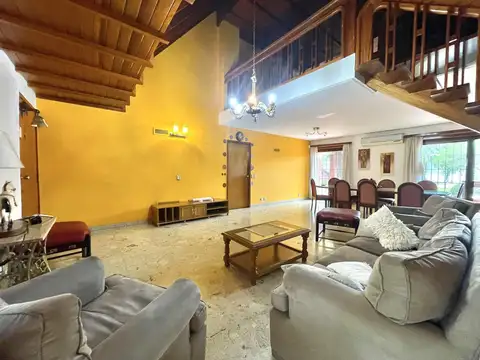 Casa en Venta con 6 cocheras