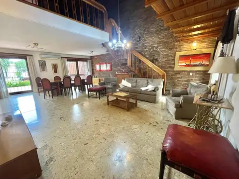 Casa 6 ambientes con 4 baños