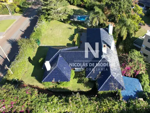 Espectacular casa en Playa Mansa, a metros del mar. Punta del Este