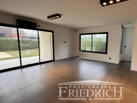 Casa en Alquiler con 5 cocheras