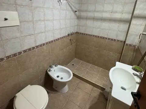 Venta PH monoambiente dividido al frente con entrada de auto, apto profesional. Villa Devoto.