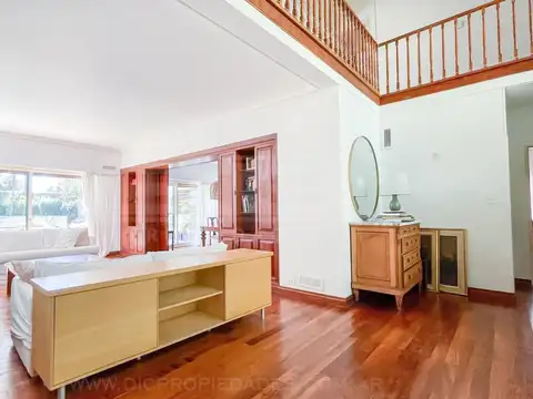 Casa 10 ambientes con 2 baños