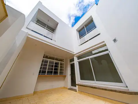 VENTA - PH DE 2 DORMITORIOS RECICLADO CON PATIO - ABASTO