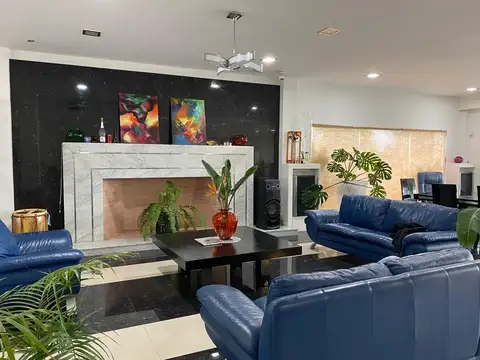 Casa en Venta con 4 cocheras