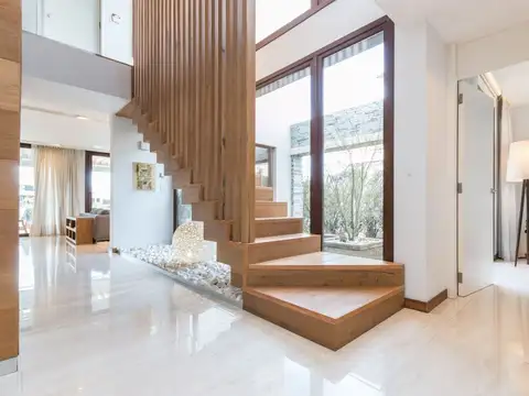Casa en Venta con 2 cocheras