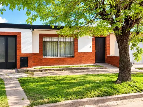 VENTA. CASA DE 4 AMBIENTES CON JARDÍN. CHASCOMÚS
