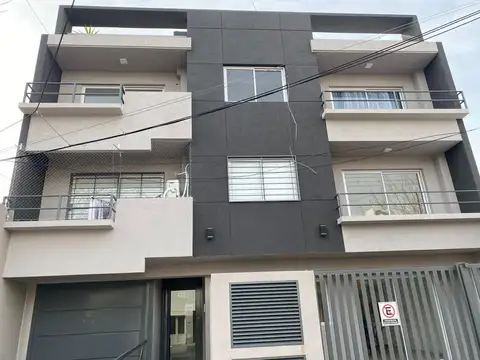 Amplio Monoambiente Apto Crédito c/ Patio Propio y Garage - Simón Bolívar 300