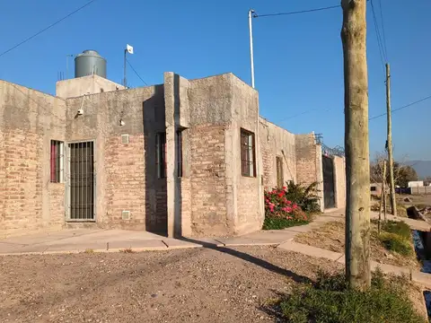 Casa 4 ambientes con 2 baños