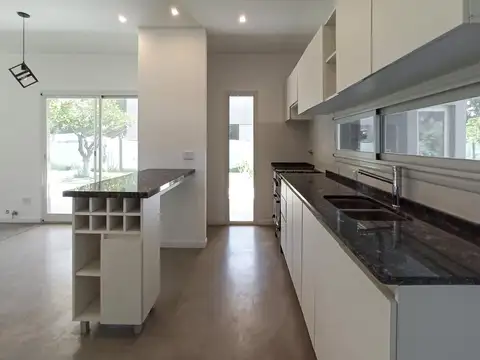 Casa 4 ambientes con 2 baños