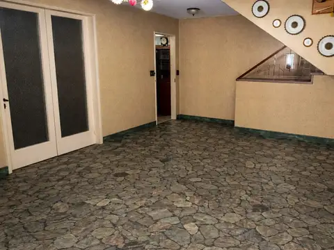 Casa 8 ambientes con 3 baños