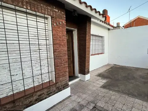 EN VENTA - CASA DE DOS DORMITORIOS CON COCHERA EN ZONA SUR - LAS HERAS